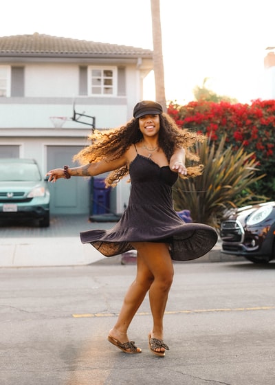 白天站在人行道上的黑衣女人